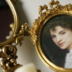 Hot-Selling Vintage Picture Frame Oval Antique Photo Frames with Glass Front Luxury Photo Display Tabletop Wall Hanging Gift Ideas